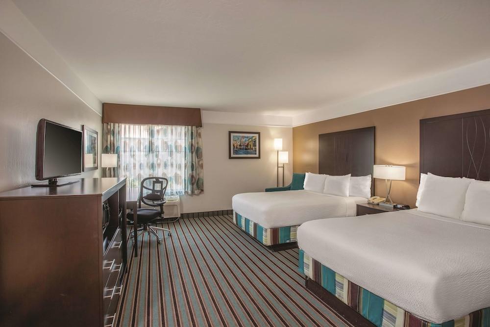 La Quinta By Wyndham Bakersfield North Hotel Exterior photo