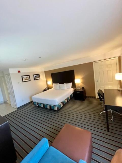 La Quinta By Wyndham Bakersfield North Hotel Exterior photo
