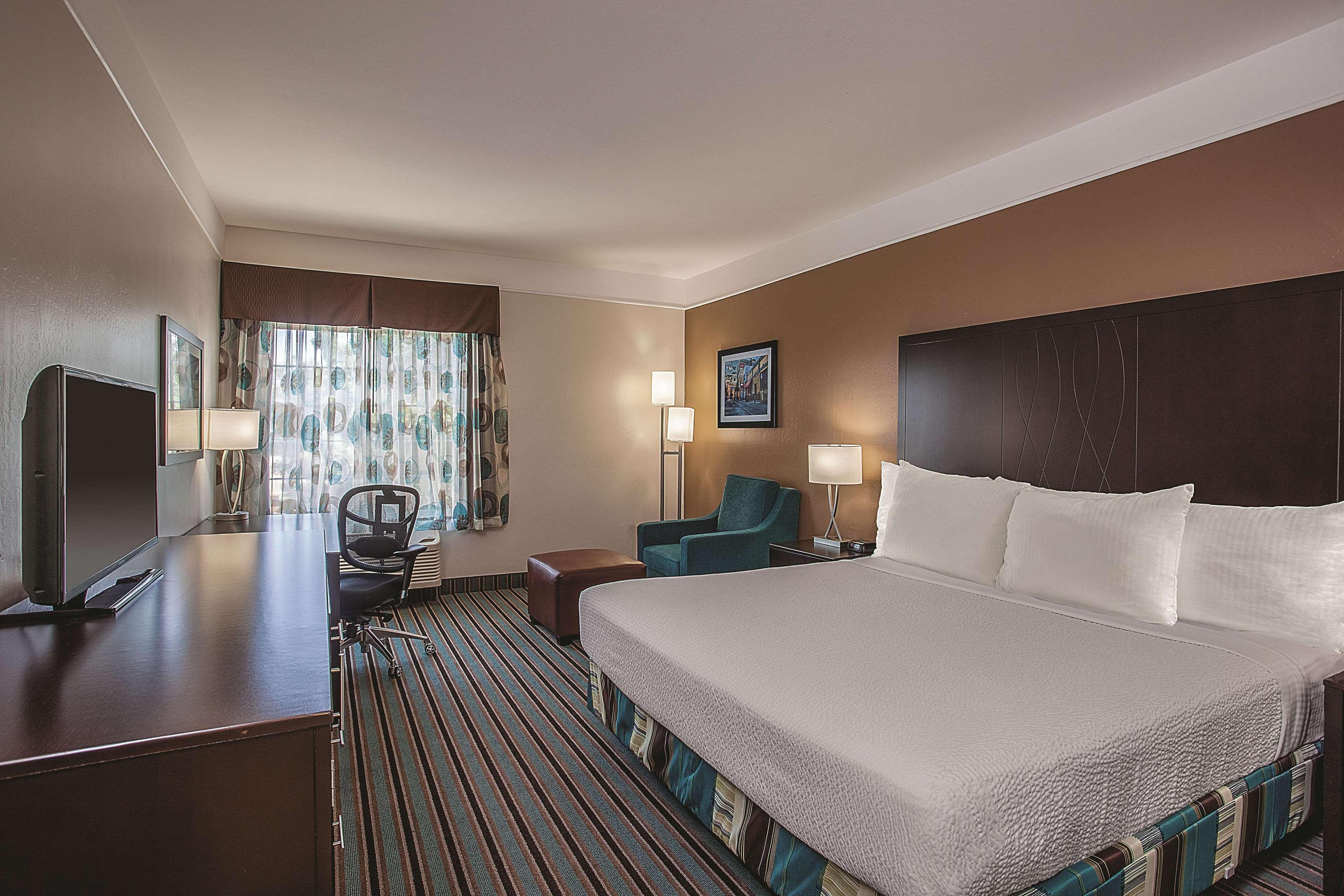 La Quinta By Wyndham Bakersfield North Hotel Exterior photo