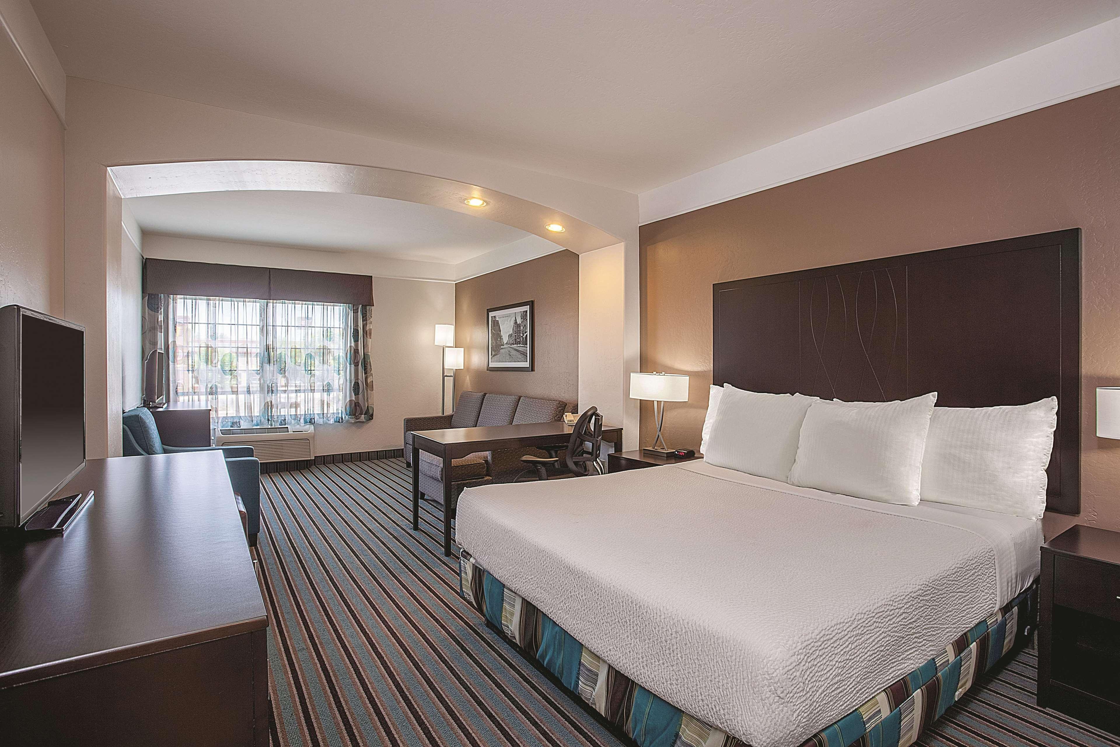 La Quinta By Wyndham Bakersfield North Hotel Exterior photo