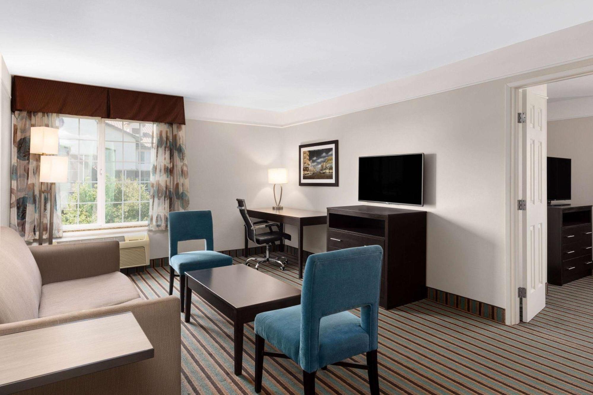 La Quinta By Wyndham Bakersfield North Hotel Exterior photo