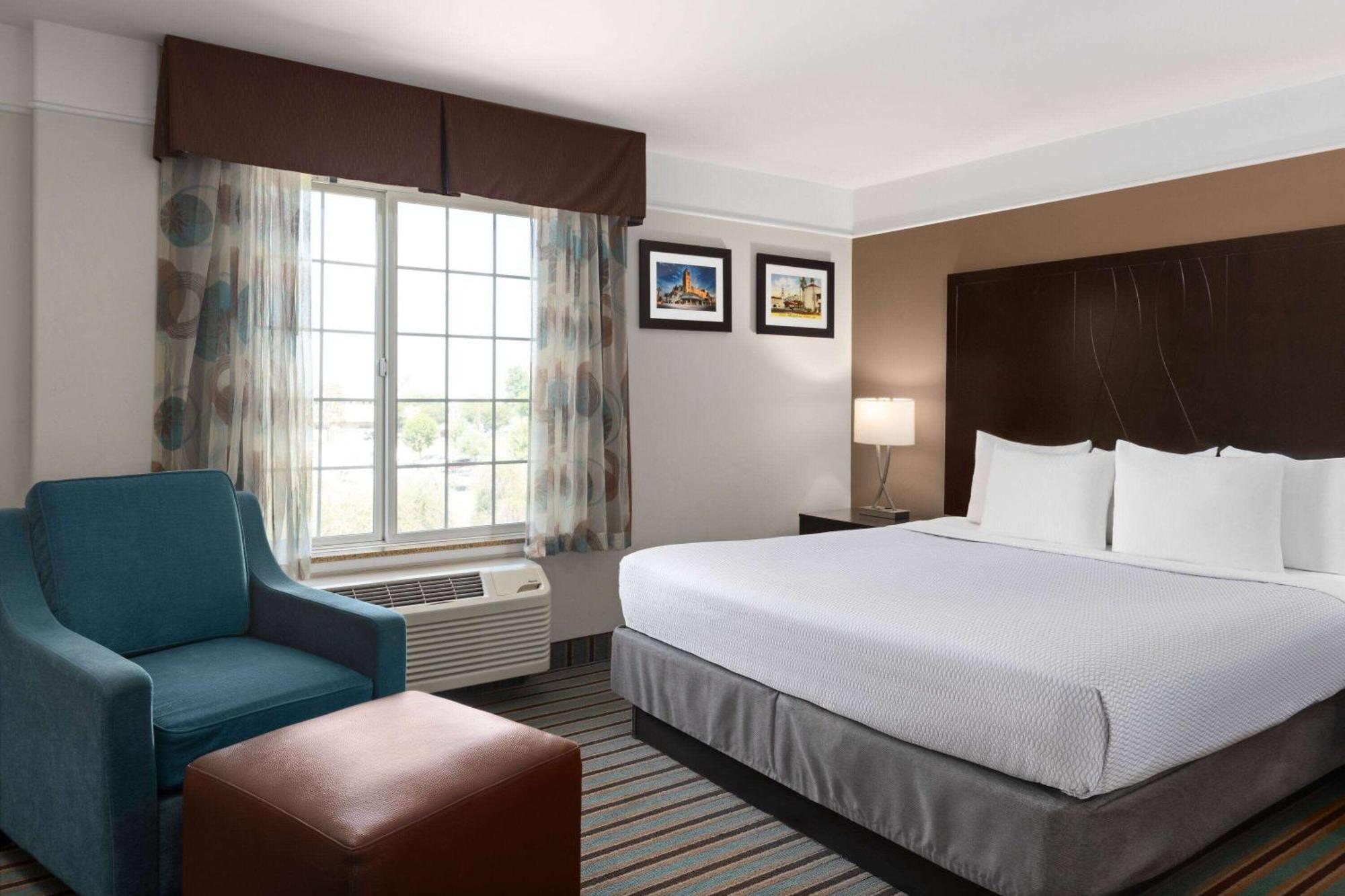 La Quinta By Wyndham Bakersfield North Hotel Exterior photo
