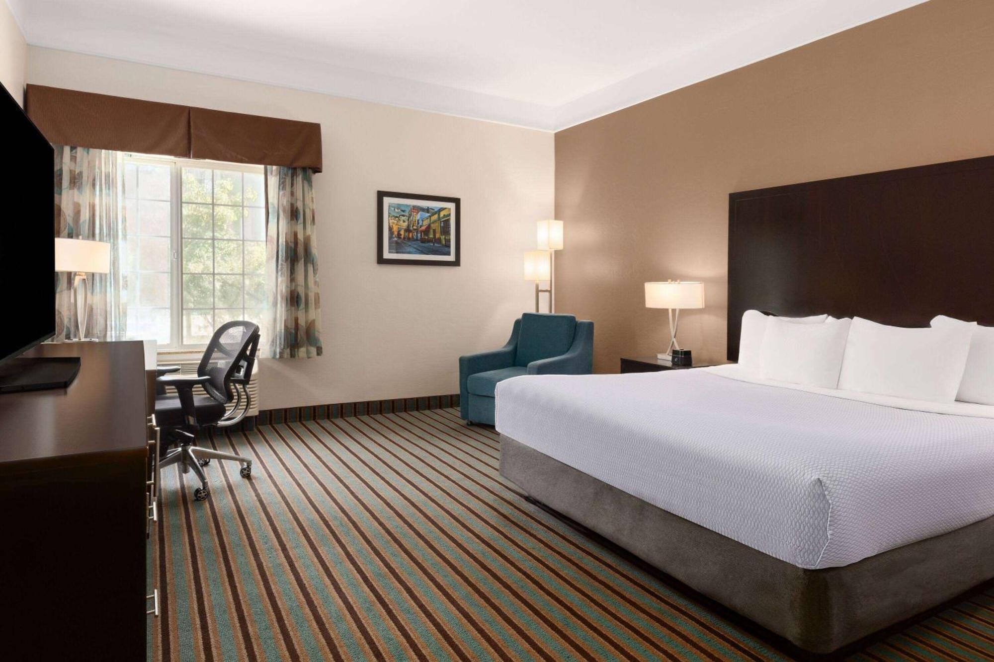 La Quinta By Wyndham Bakersfield North Hotel Exterior photo