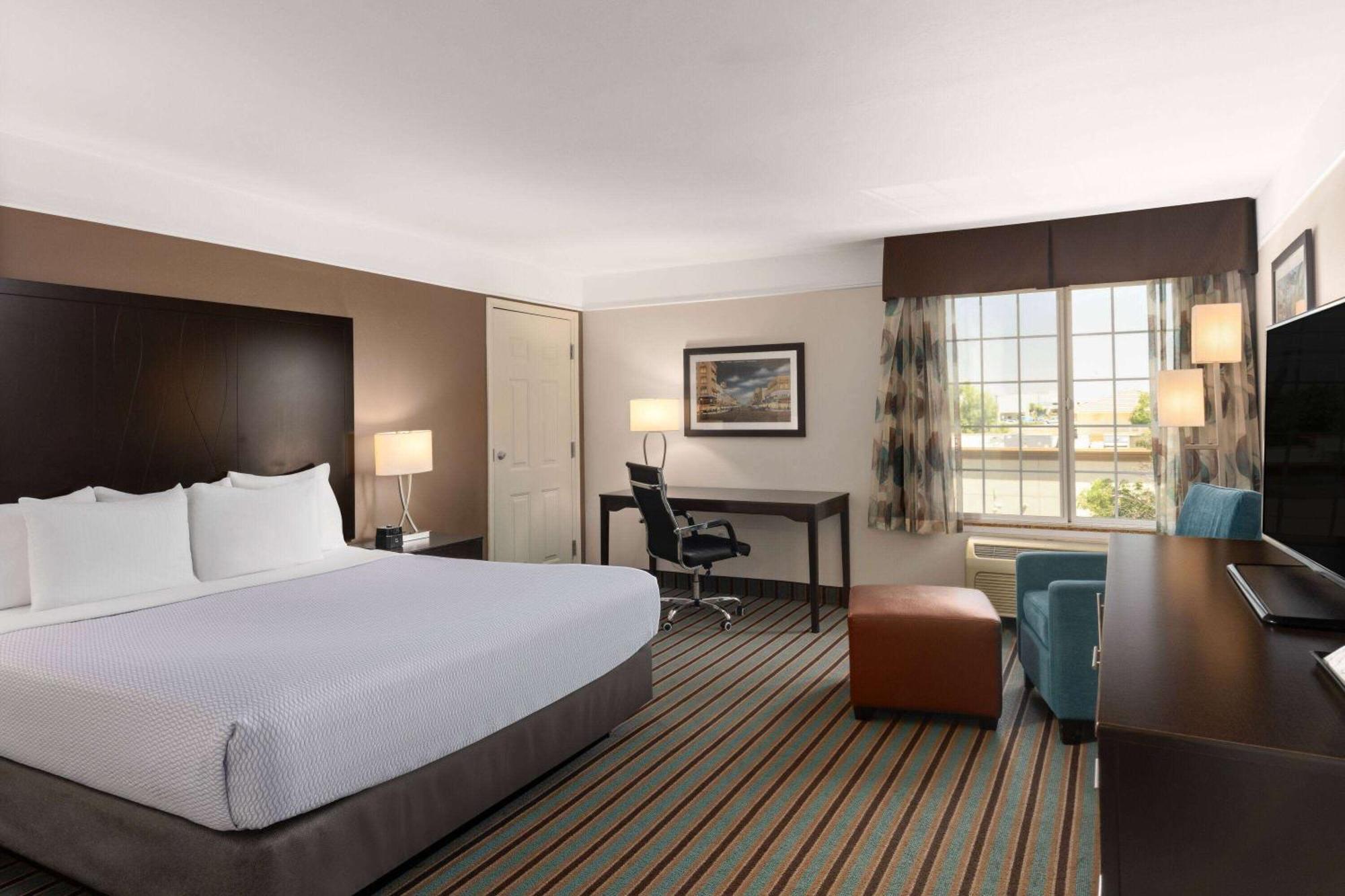 La Quinta By Wyndham Bakersfield North Hotel Exterior photo