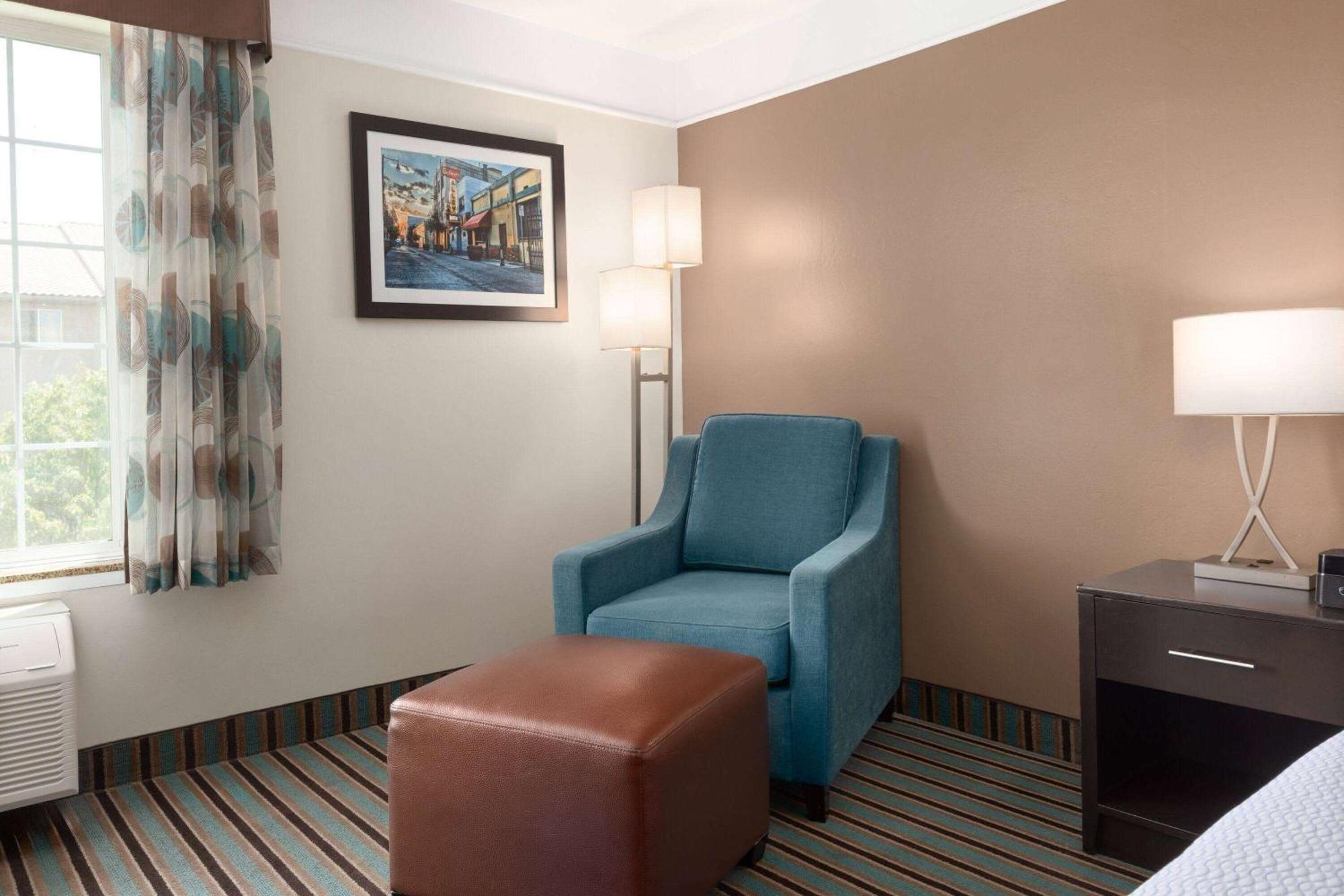 La Quinta By Wyndham Bakersfield North Hotel Exterior photo