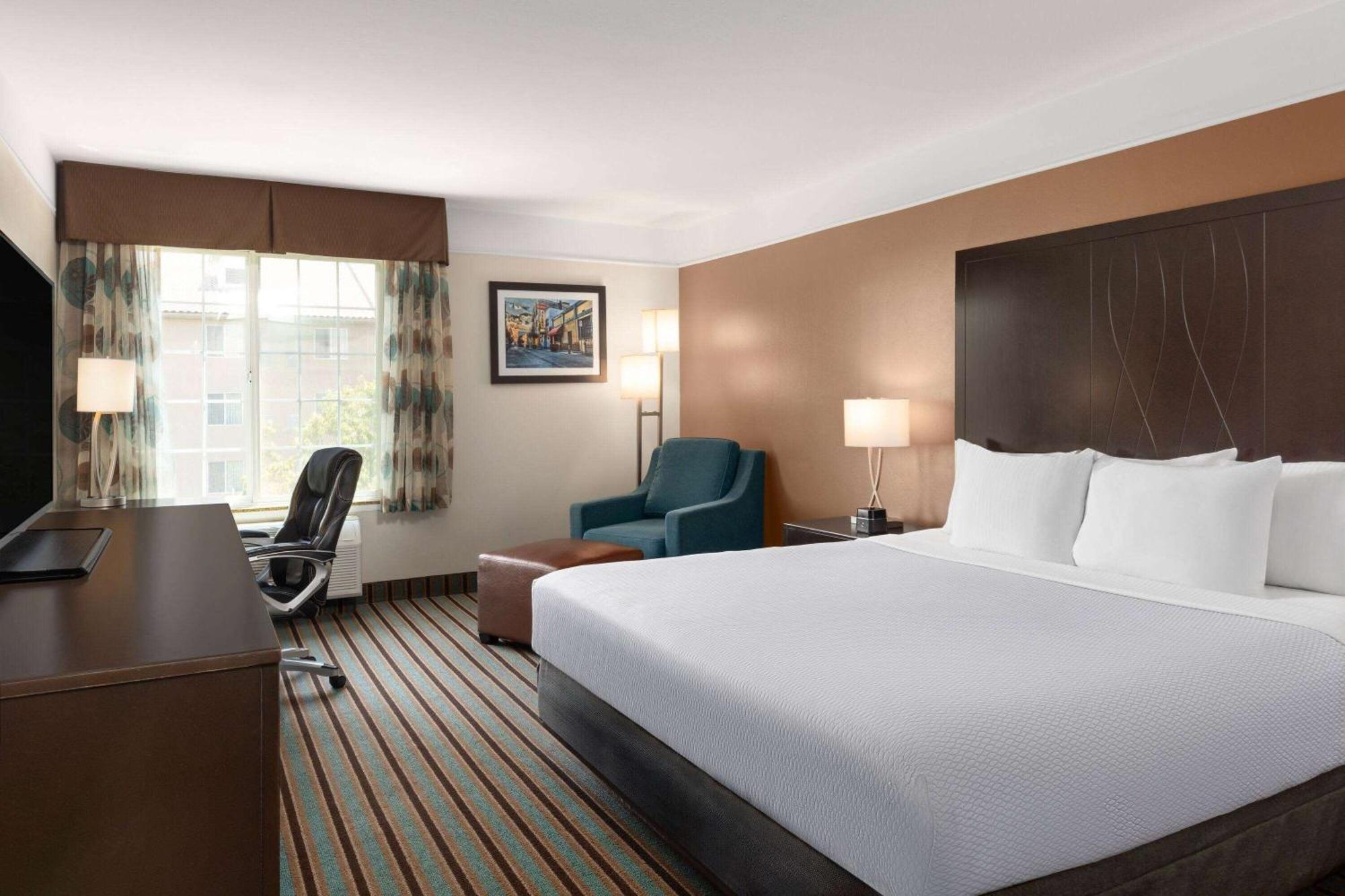 La Quinta By Wyndham Bakersfield North Hotel Exterior photo